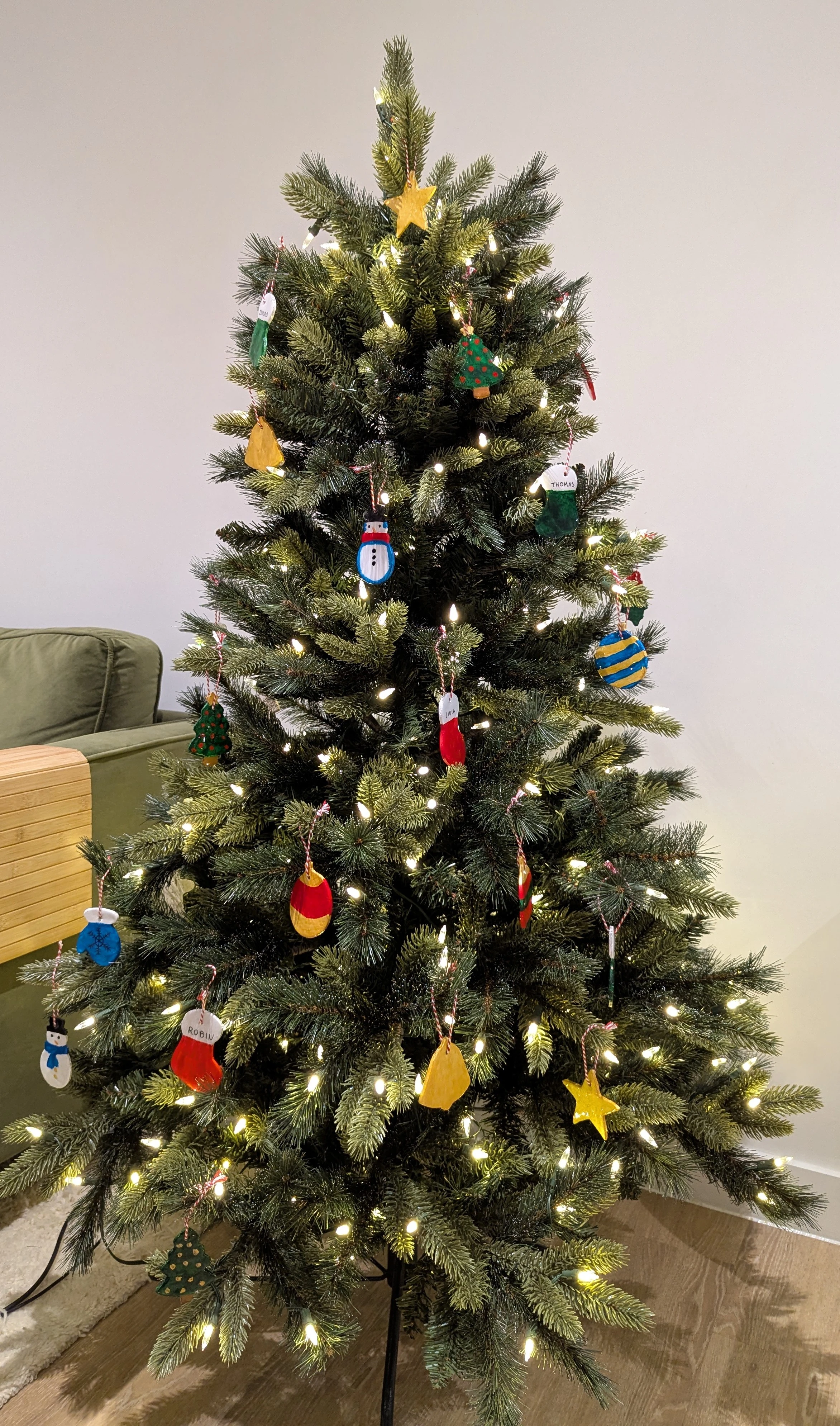 Figure 1: el árbol está listo para la navidad